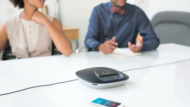 Logitech Group vista primer plano en mesa con 2 personas